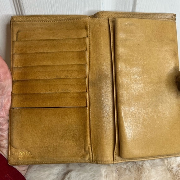 CHANEL BEIGE CAVIER BIFOLD WALLET
🌷AS IS🌷 - Picture 5 of 16
